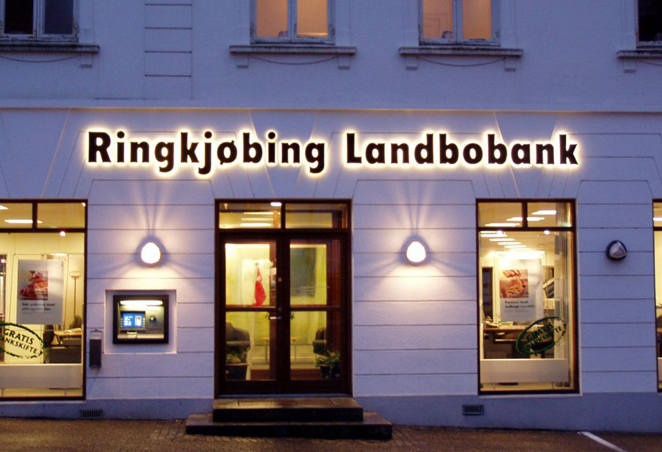 Bankfacade med oplyst skilt med led lys