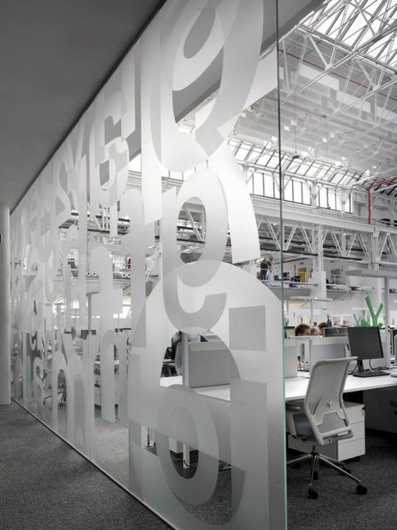 Moderne kontor med glasvægge