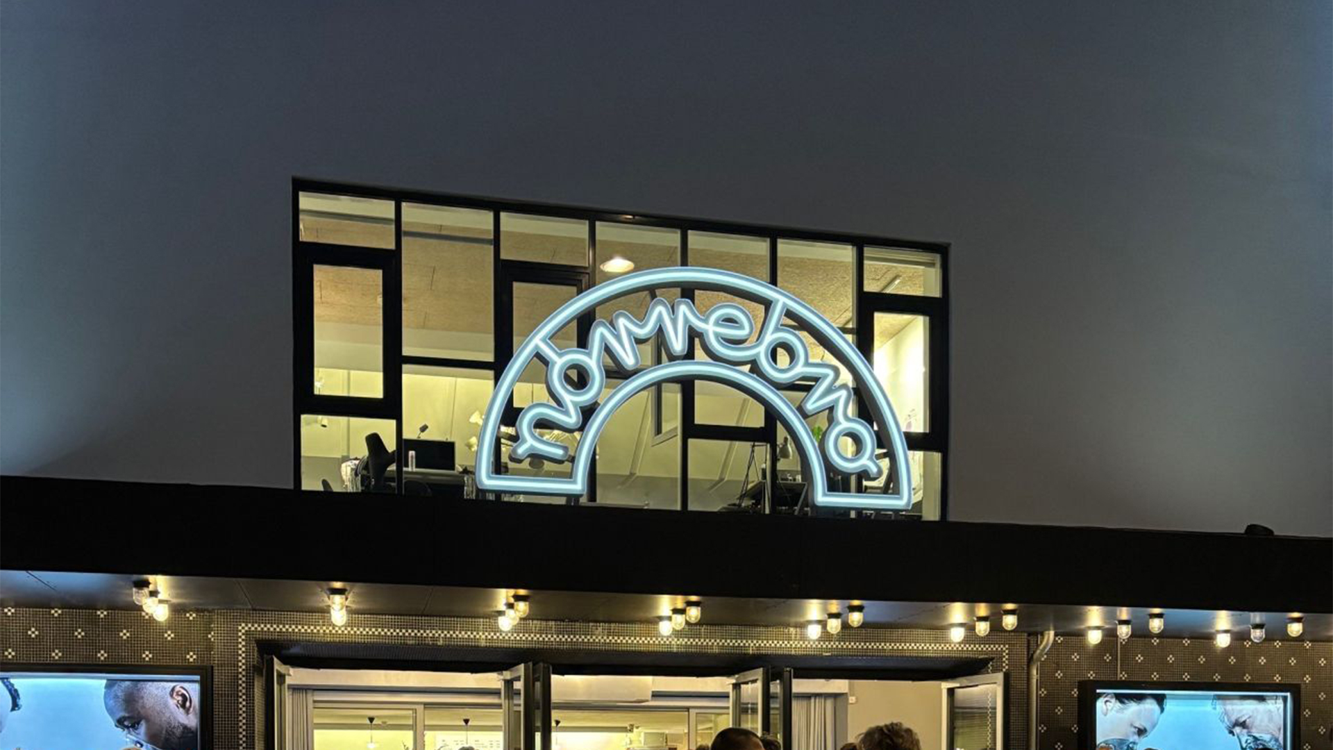 Biograf med lysende skilt