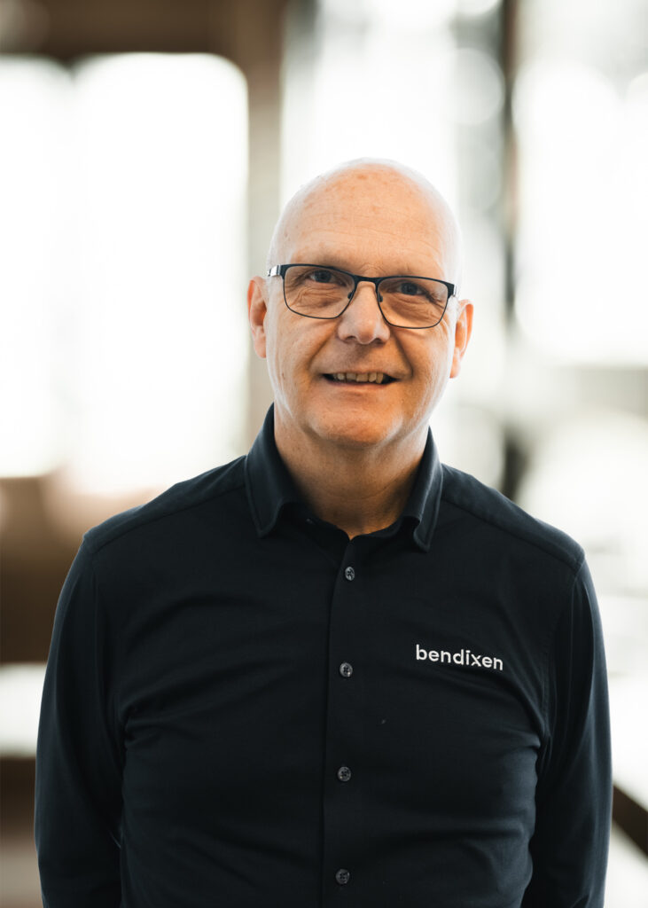 Mand i sort skjorte, stående