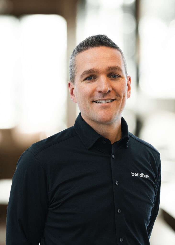 Mand i sort skjorte med logo