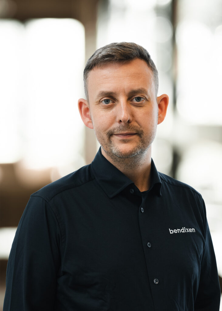 Mand i sort skjorte med logo