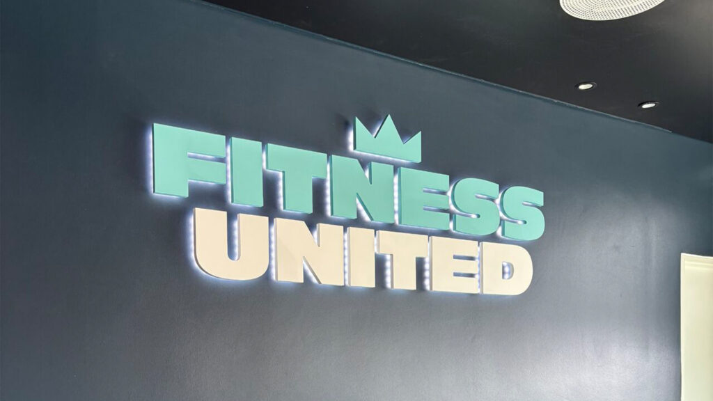 Fitness United skilt på væggen som indendørs skilte