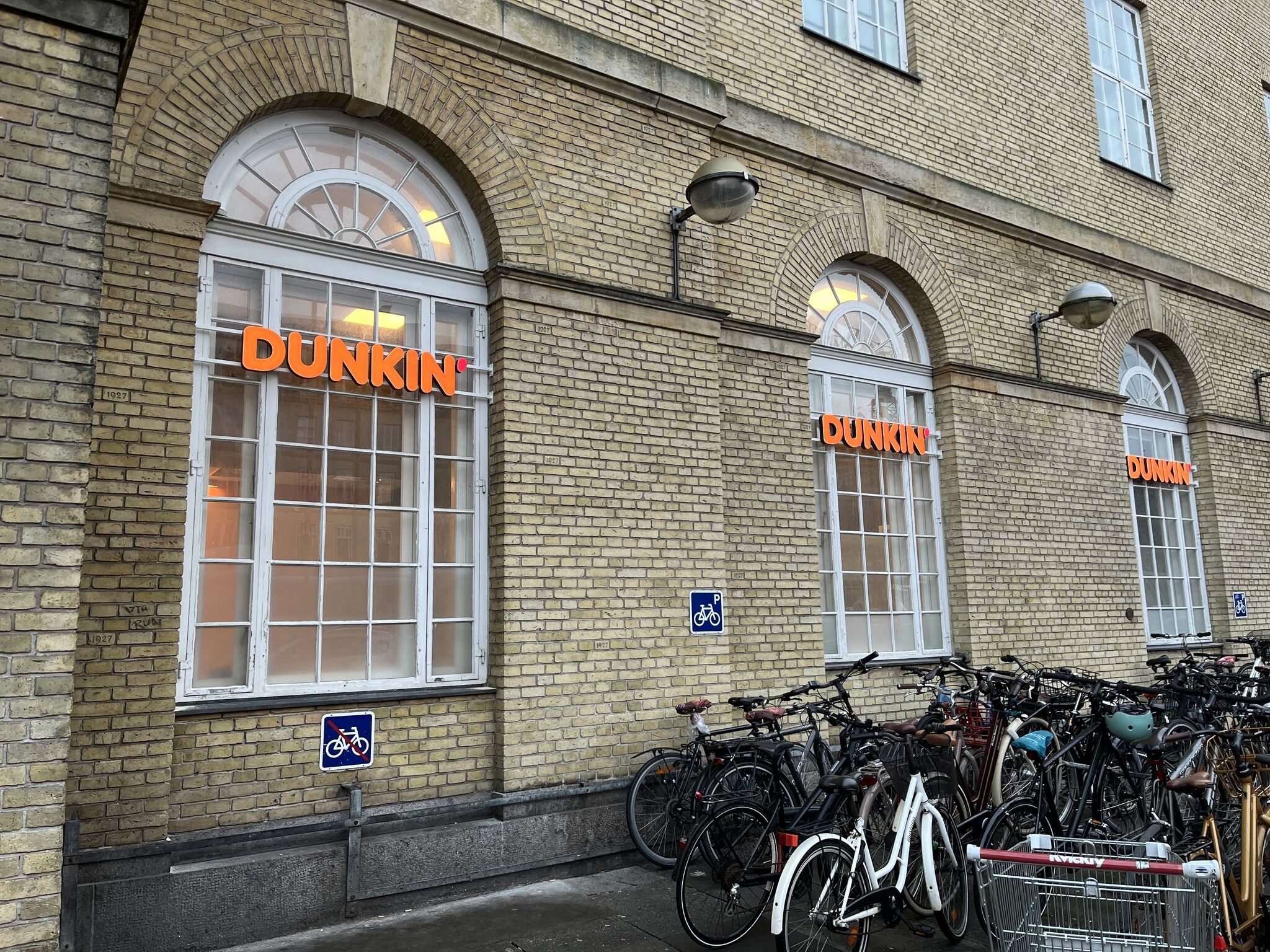 Dunkin' butik med cykler udenfor
