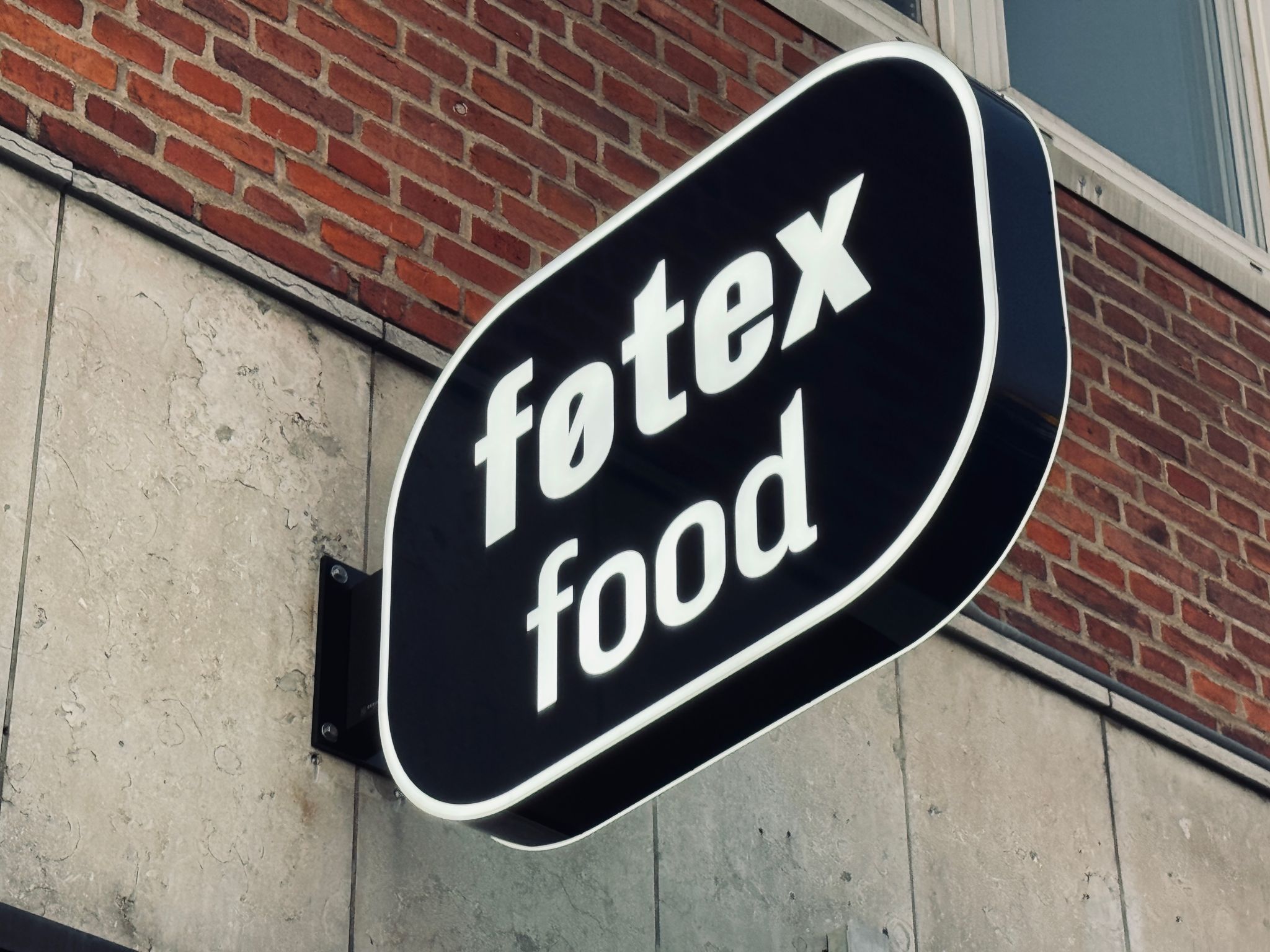Føtex madbutiksskilt på mur