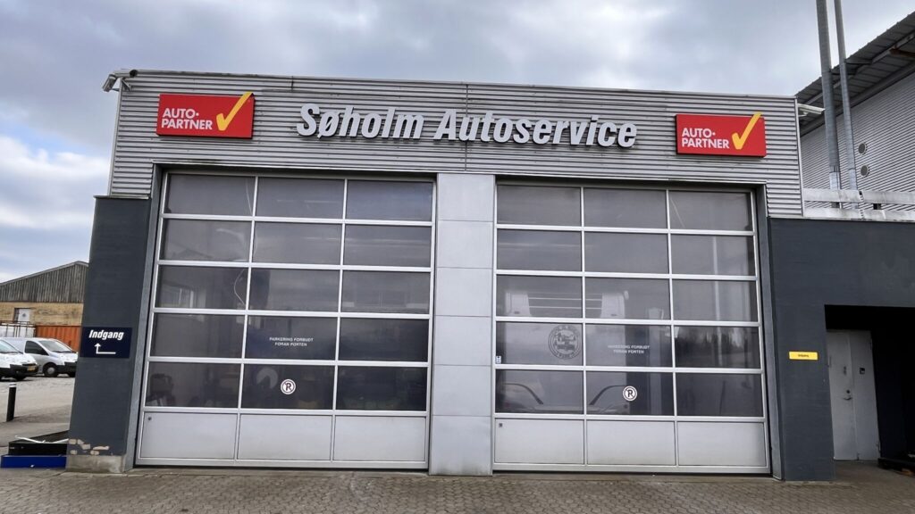 Autoværksted med store glasdøre