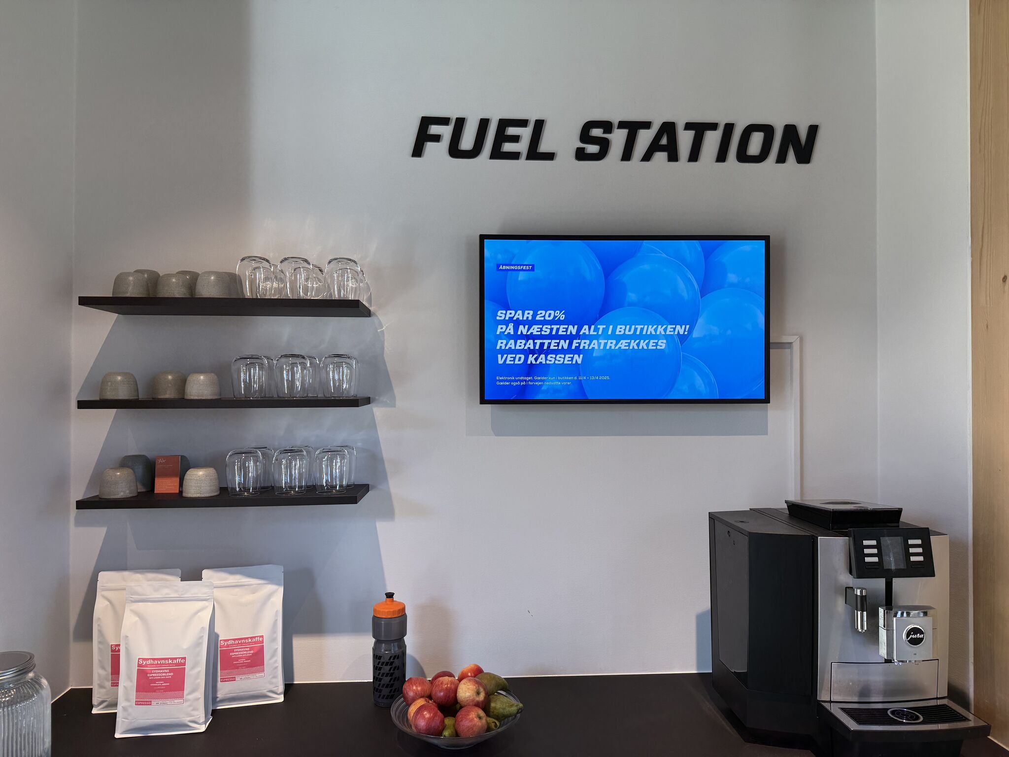 Kaffeområde med rabatter og frugt