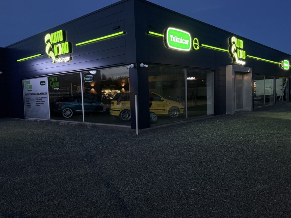 Bilværksted med lysende skilt