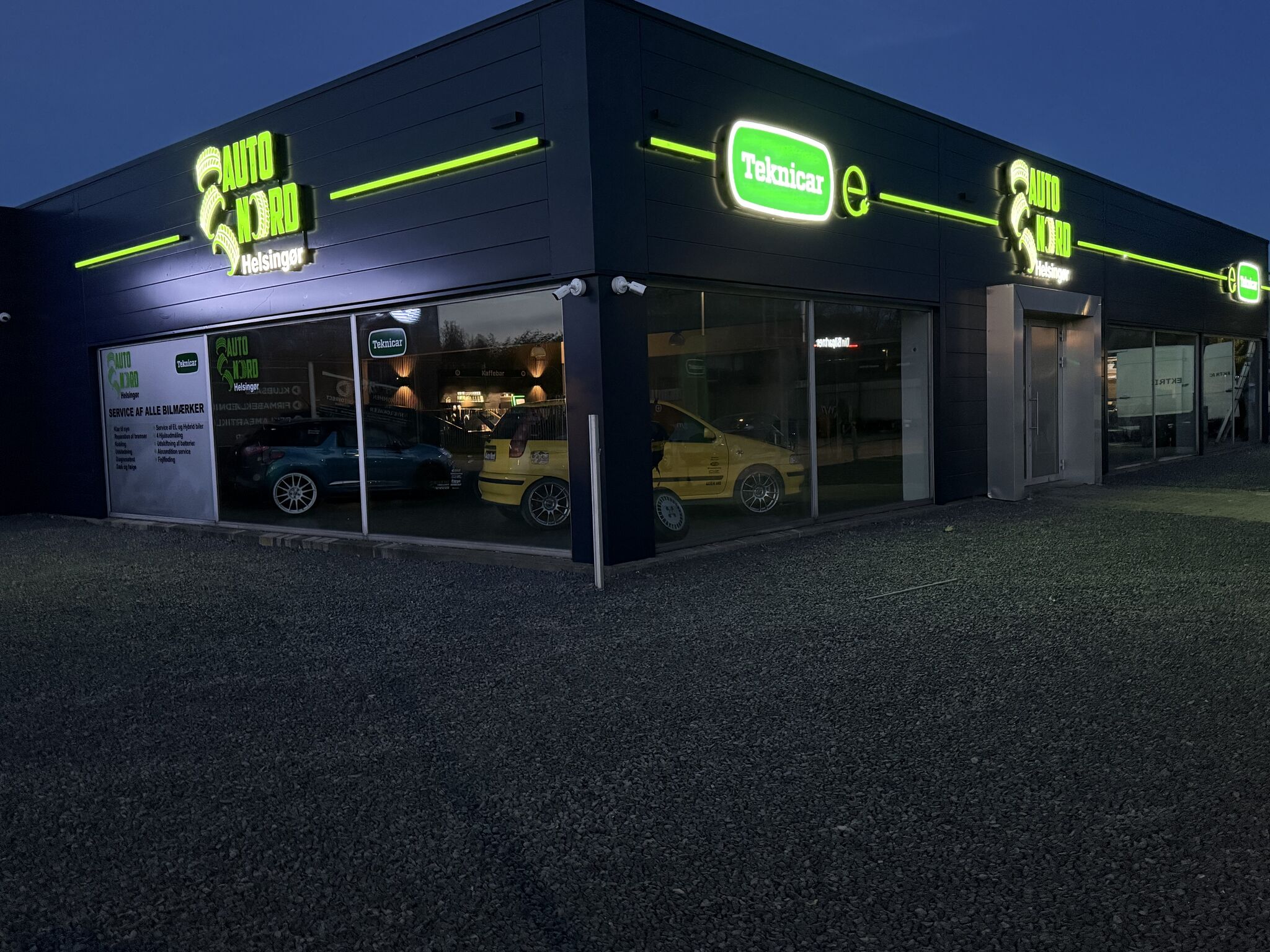 Bilværksted med lysende skilt