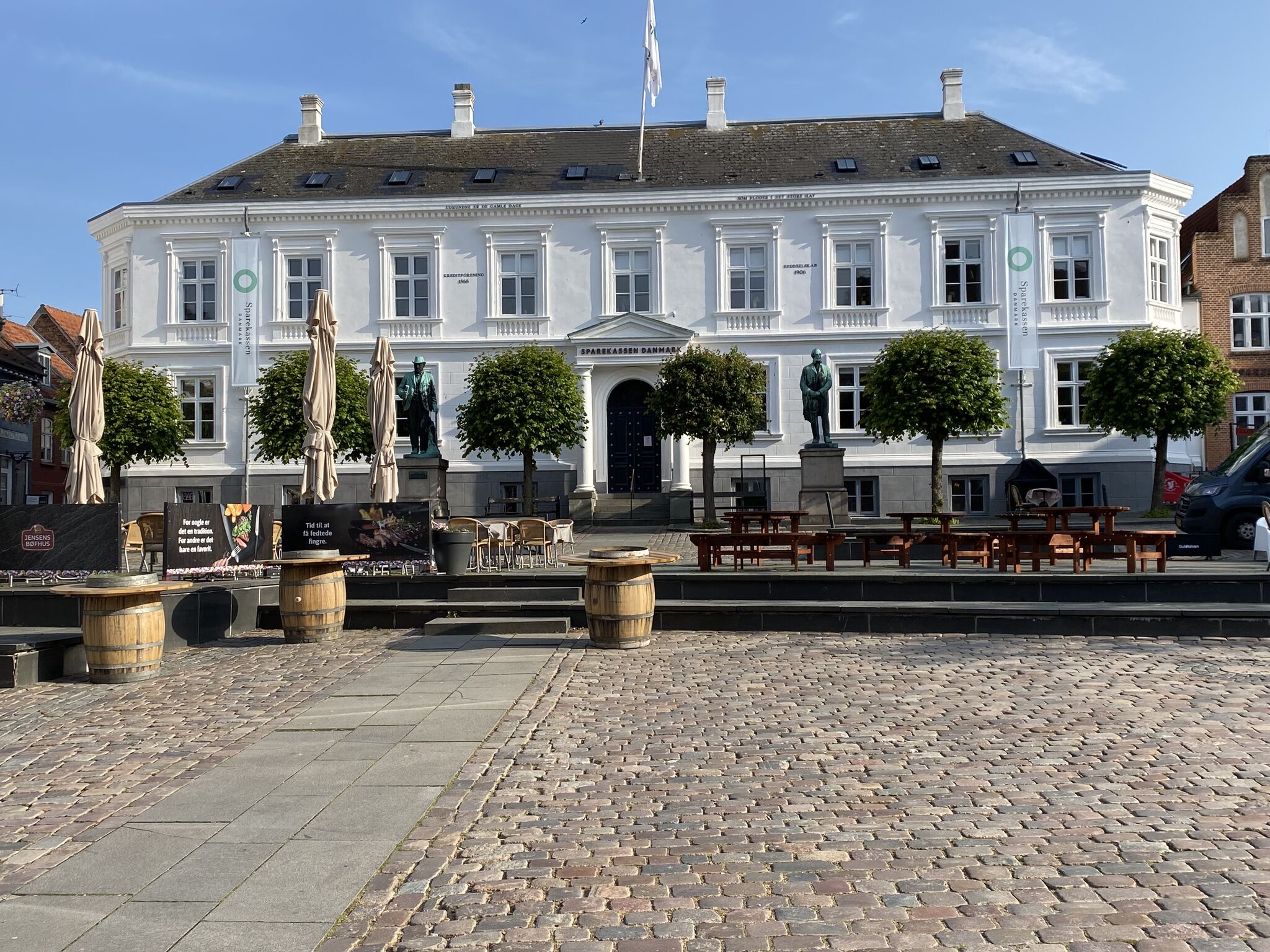 Smuk bygning med udendørs siddepladser