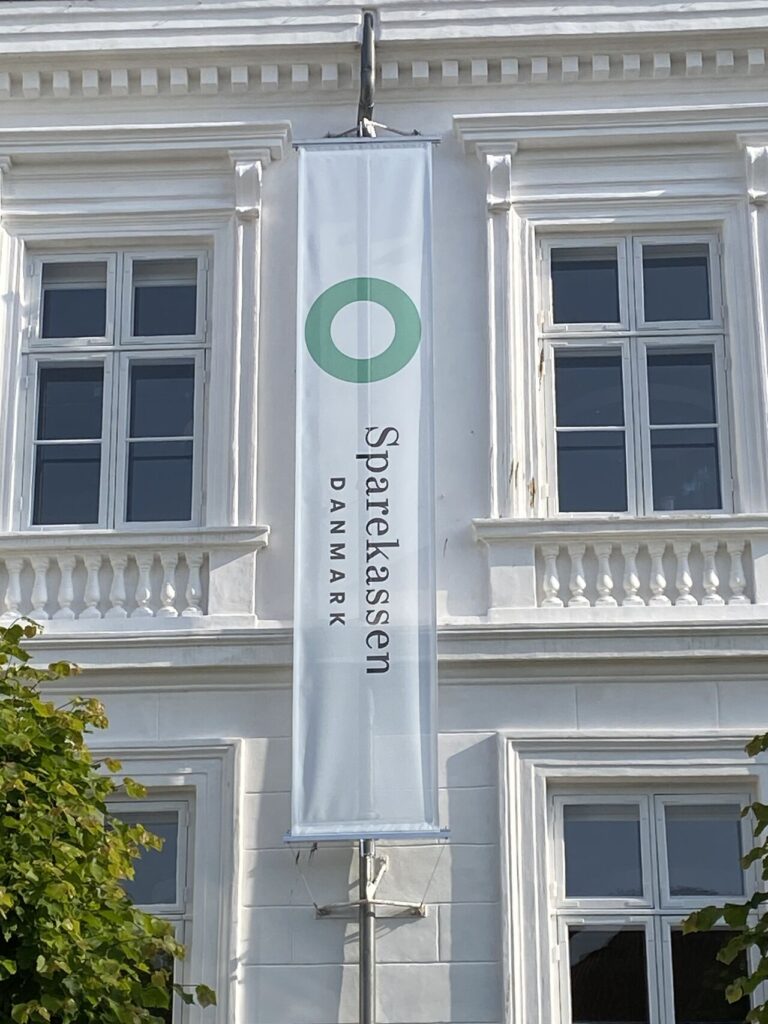 Flag med Sparekassen Danmark logo