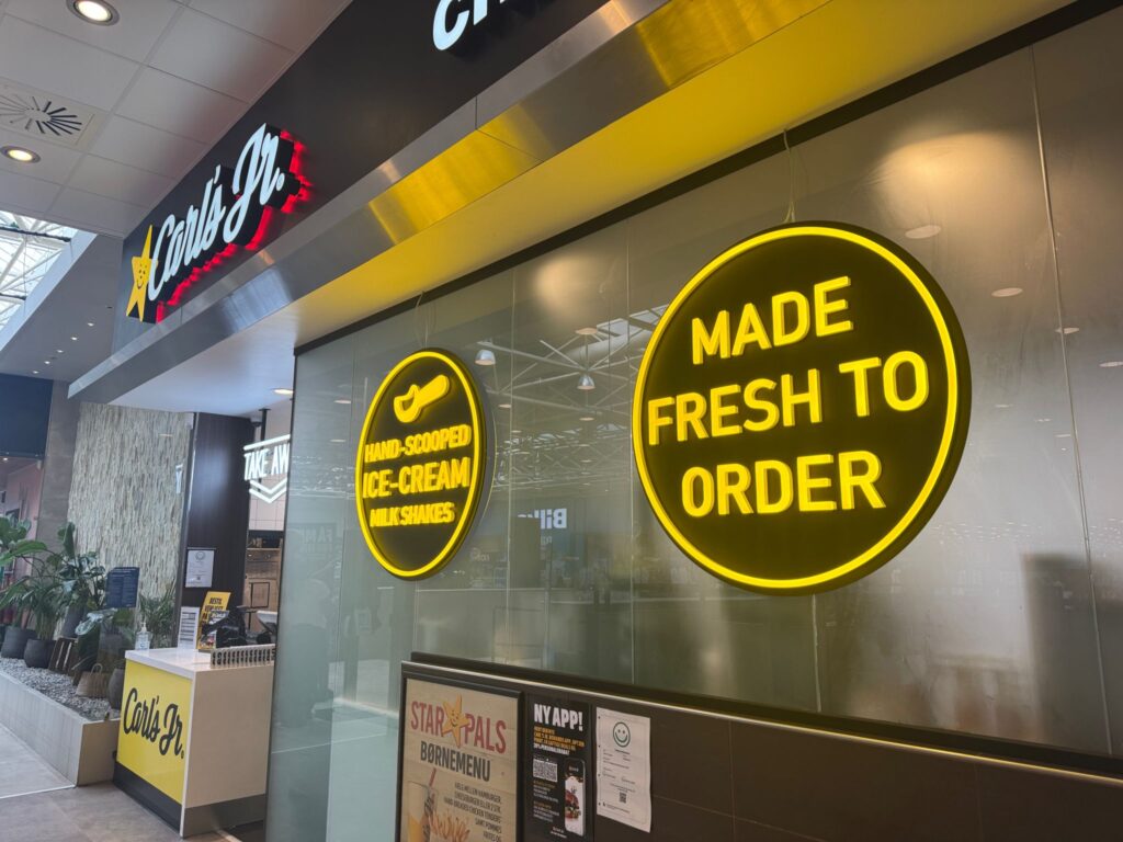 Indvendig skiltning til Carls junior neon skilte
