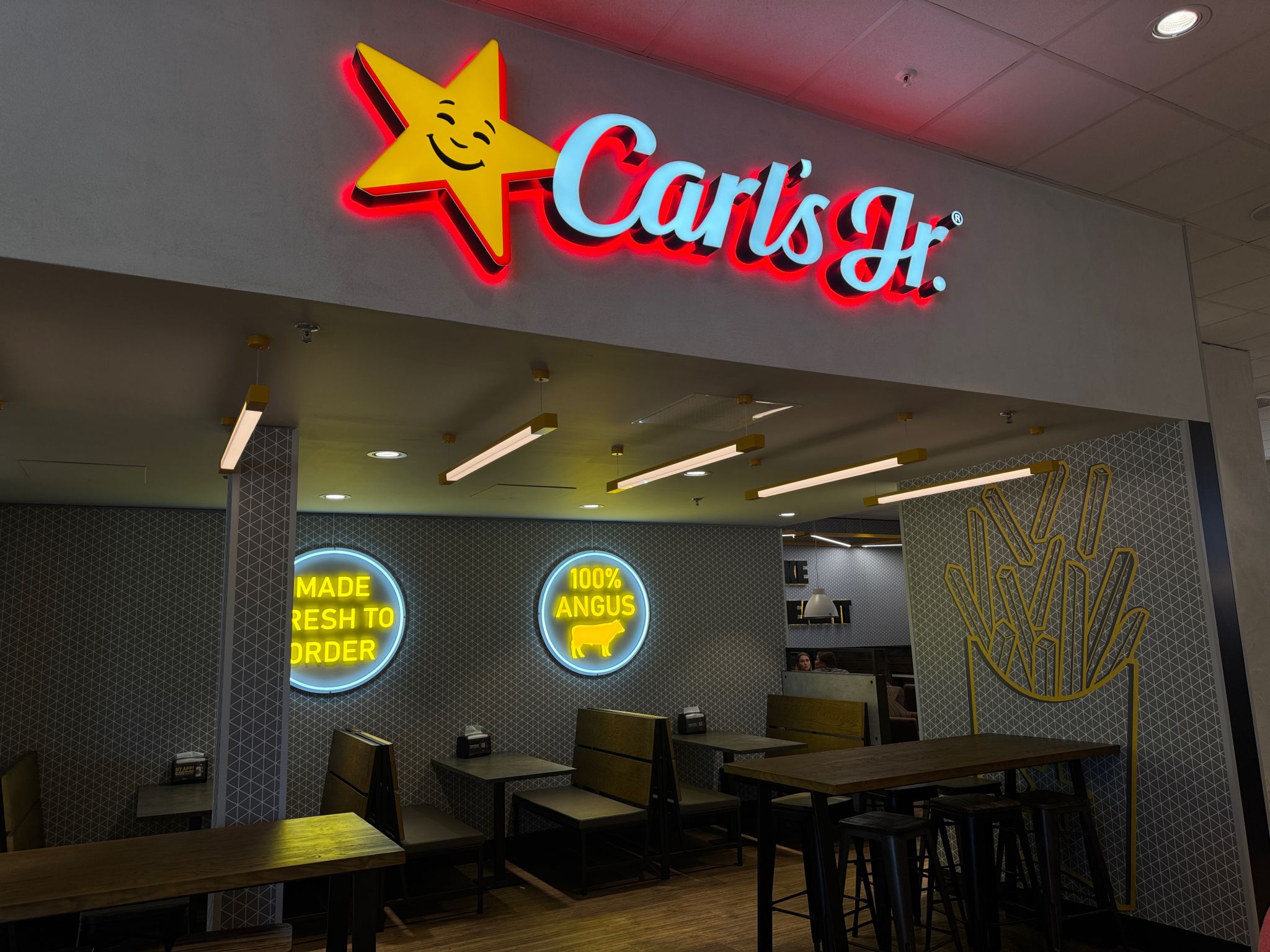 Fastfood restaurant med lysende skilt