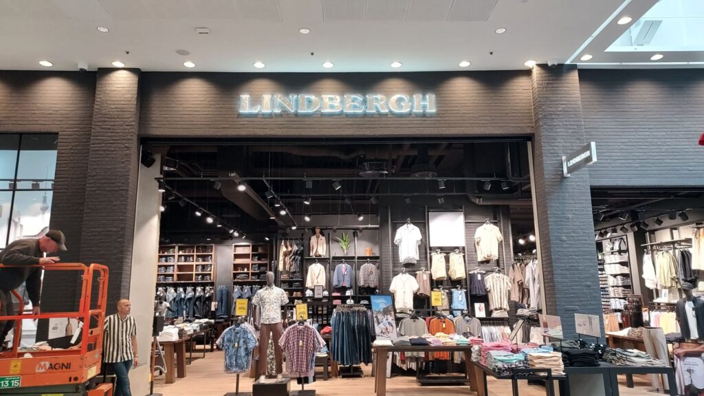 Tøjbutik med mange skjorter.