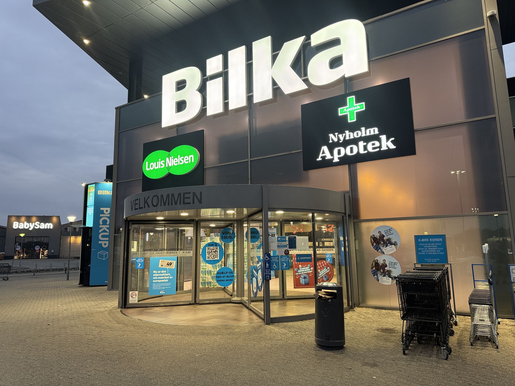 Supermarked med apotek og velkomstskilt