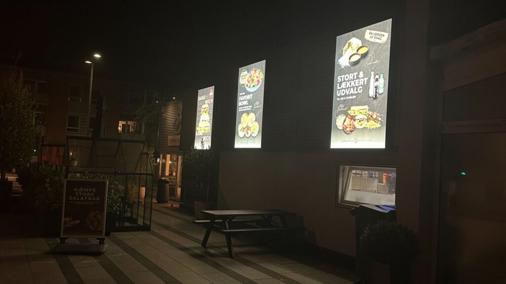 Lysreklamer på en restaurant facade