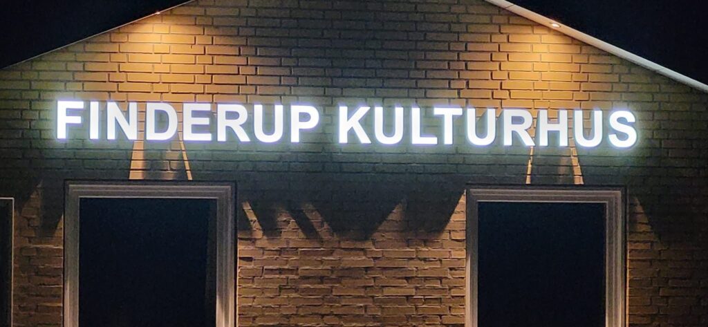 Lysende skilt på kulturhus