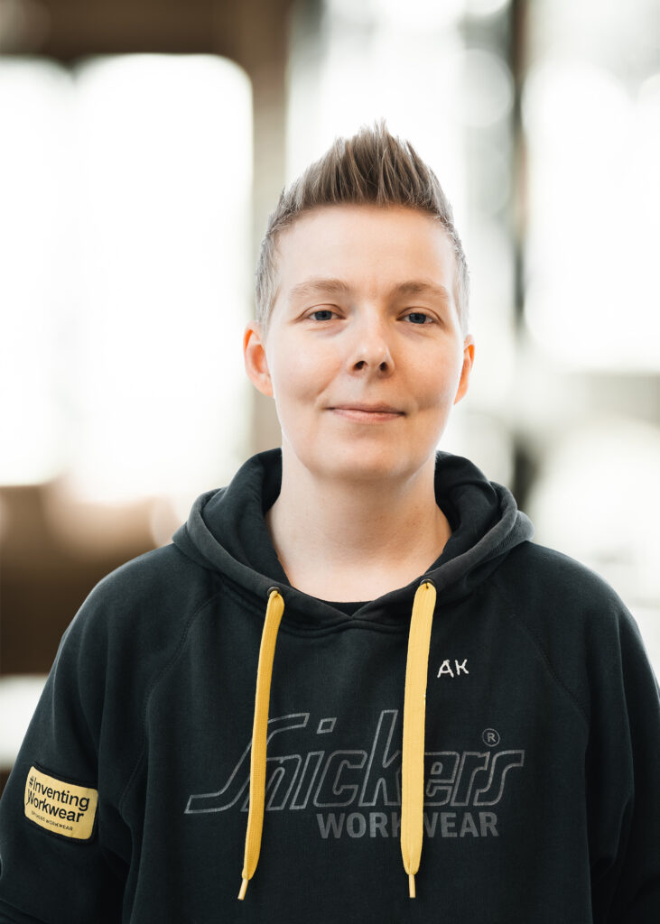 Person i sort hættetrøje