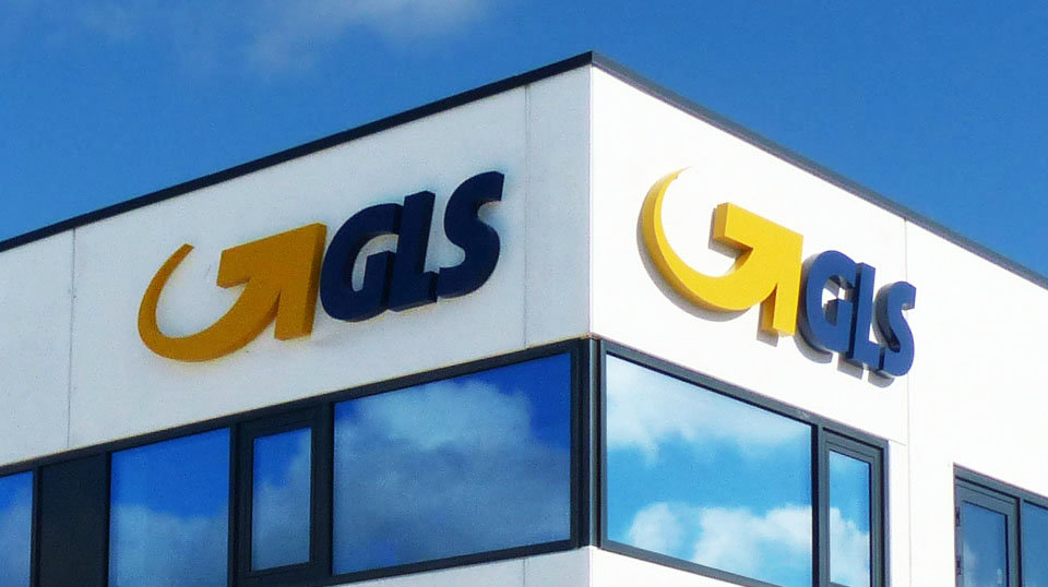 Bygning med GLS-logoer på facade