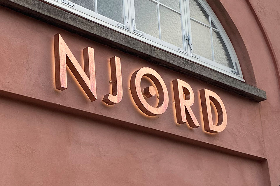 Skilt med navnet NJORD på væggen