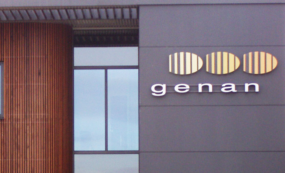 Moderne bygning med Genan-logo
