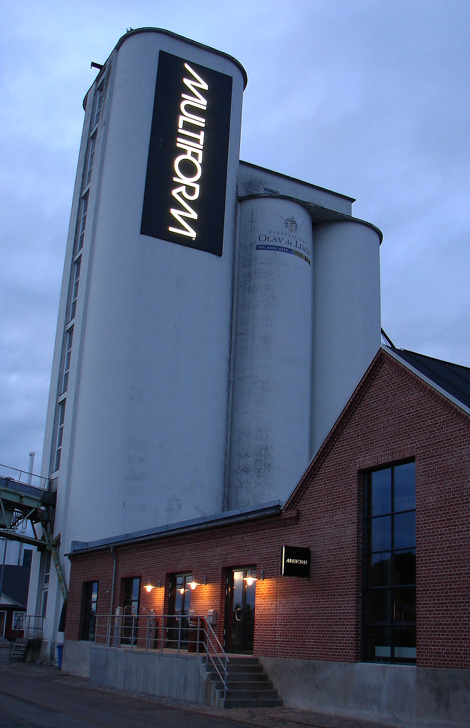 Multiform bygning med lys skilt