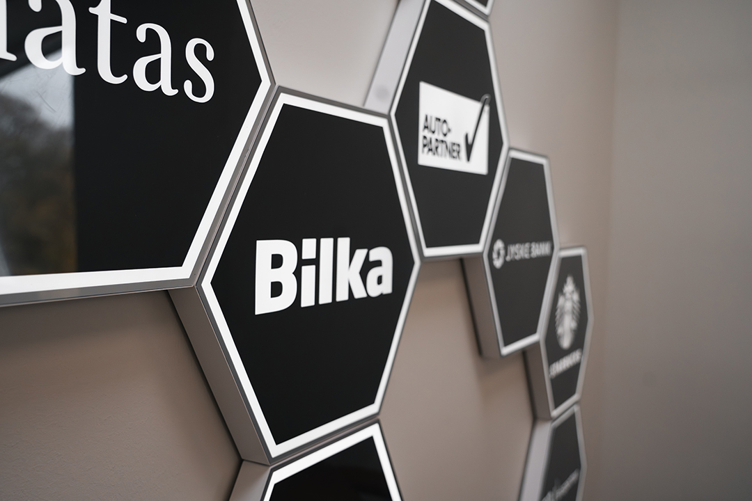 Hexagonale skilte med virksomheders navne skiltefirma silkeborg