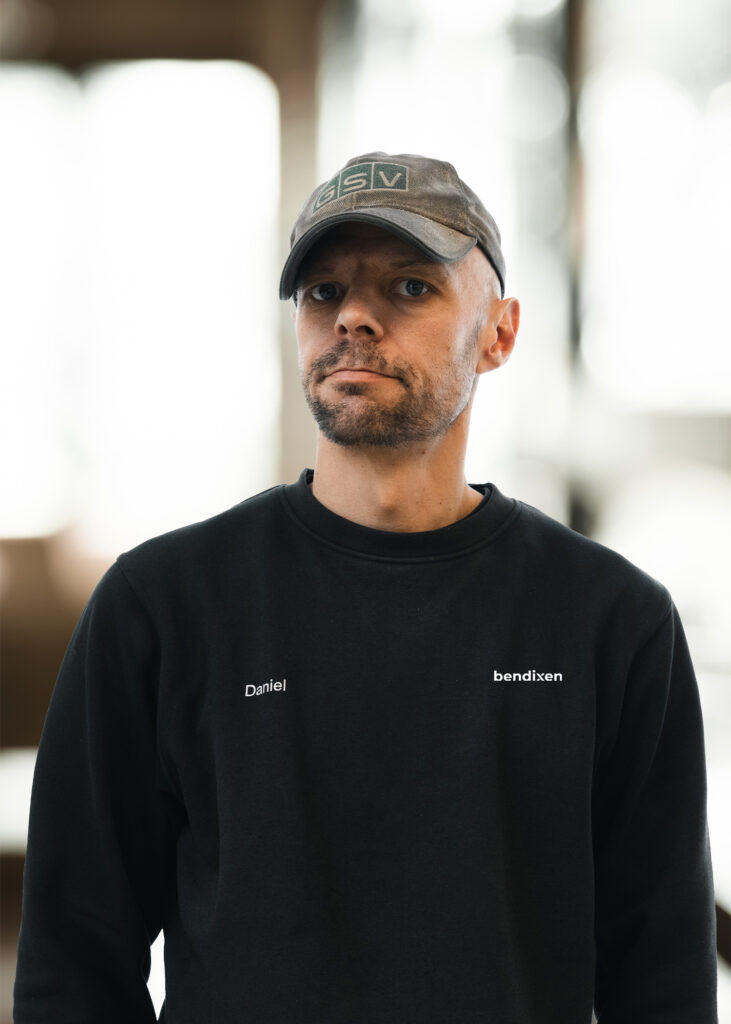 Mand i sort trøje og kasket