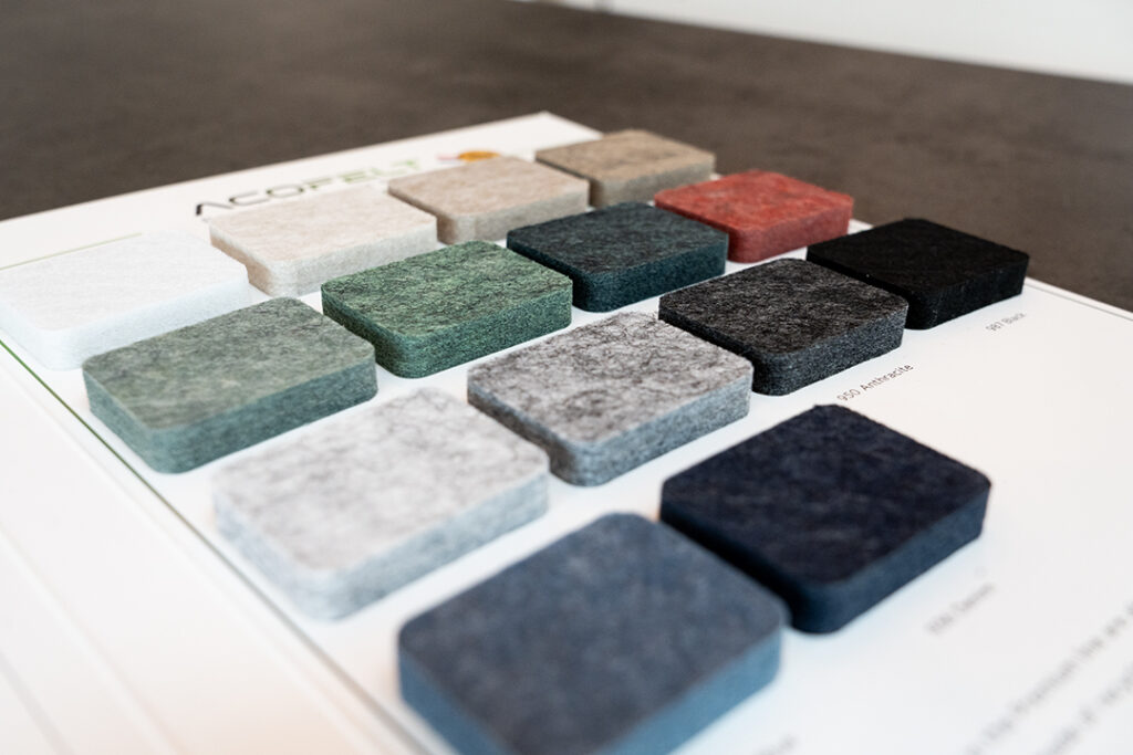 Farverige prøver til filtdekorationer på plade