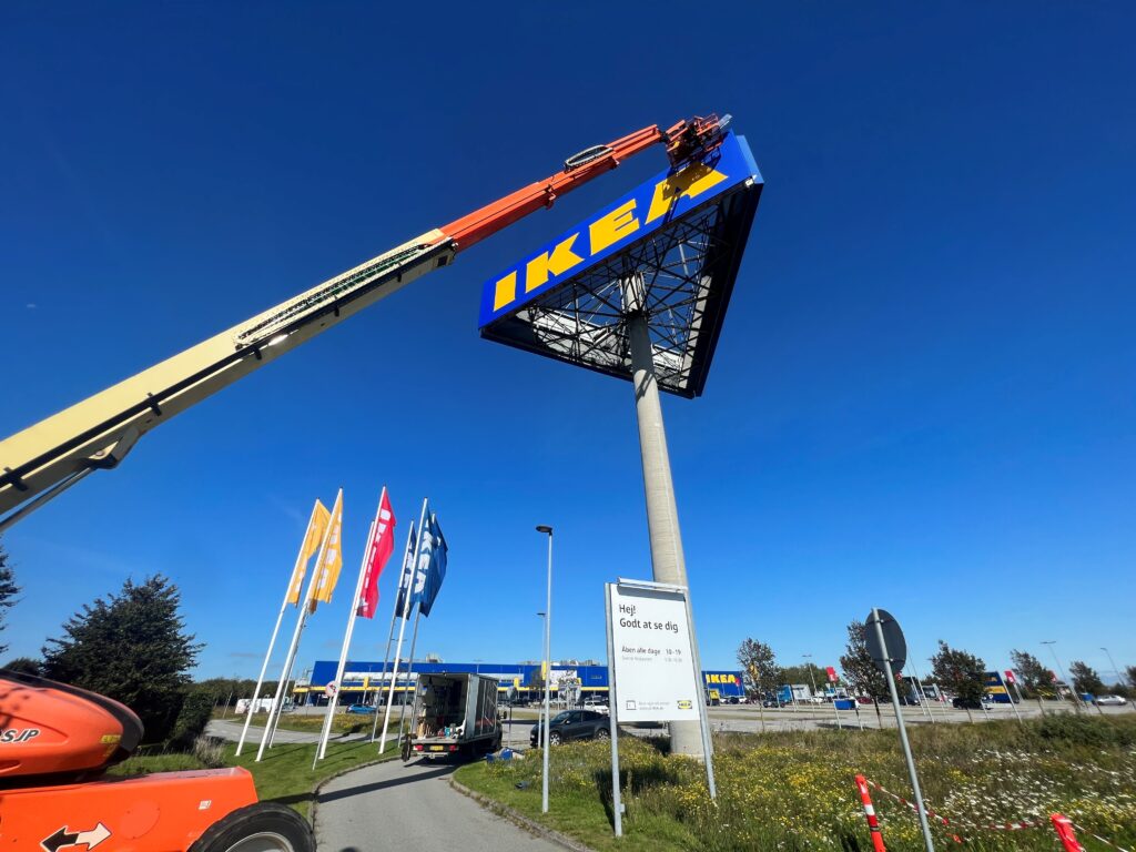IKEA-skilt bliver repareret