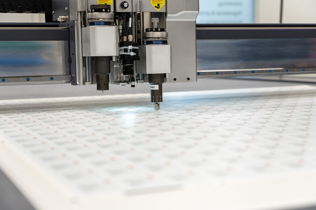 Maskine skærer labels