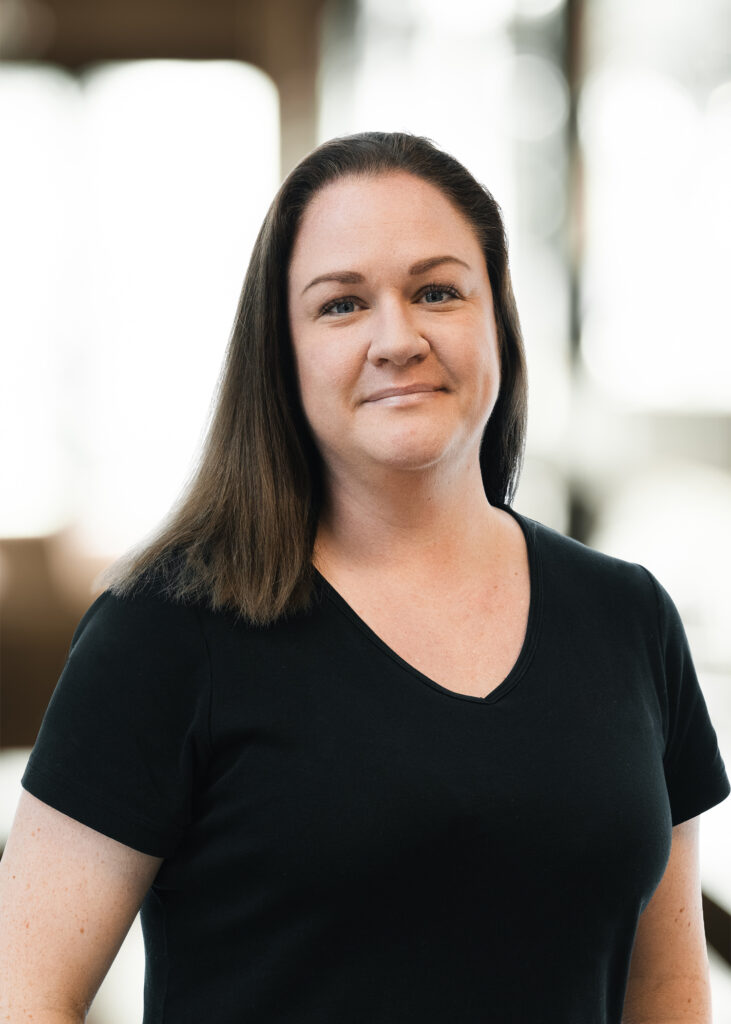 Kvinde med sort t-shirt