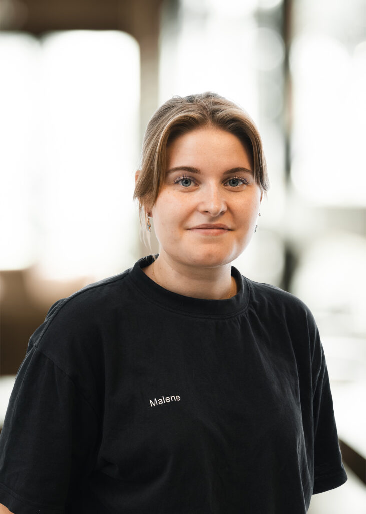 Person i sort t-shirt indendørs