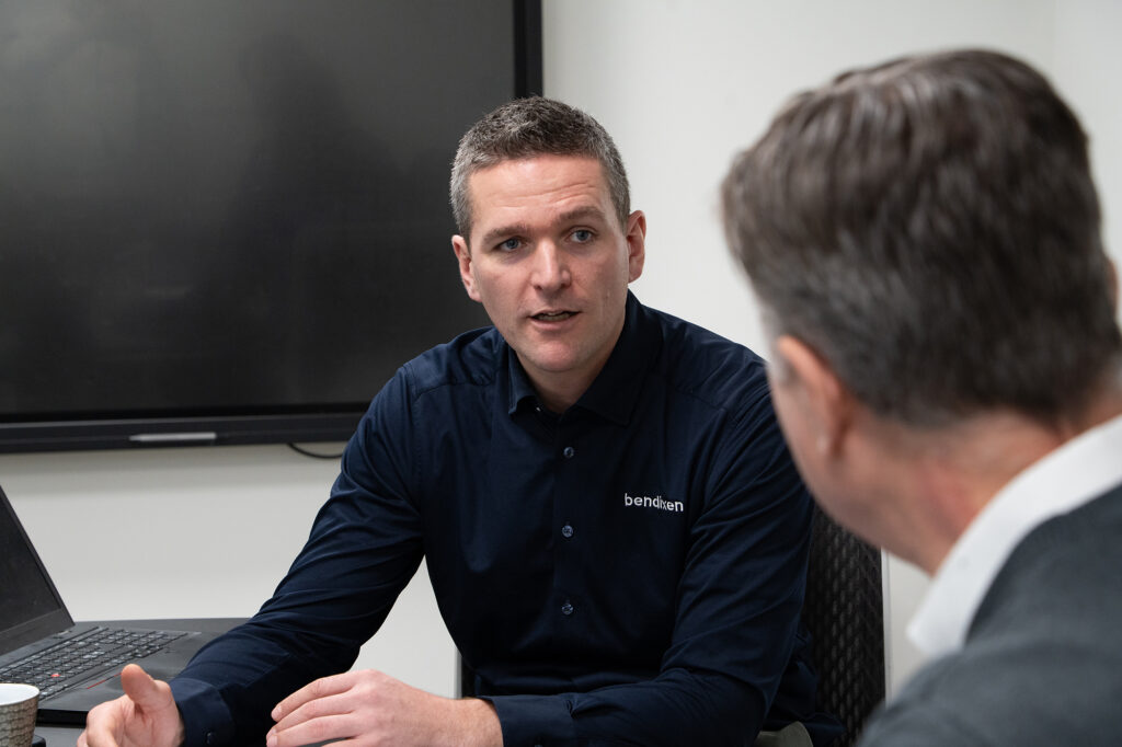 Møde mellem to personer.