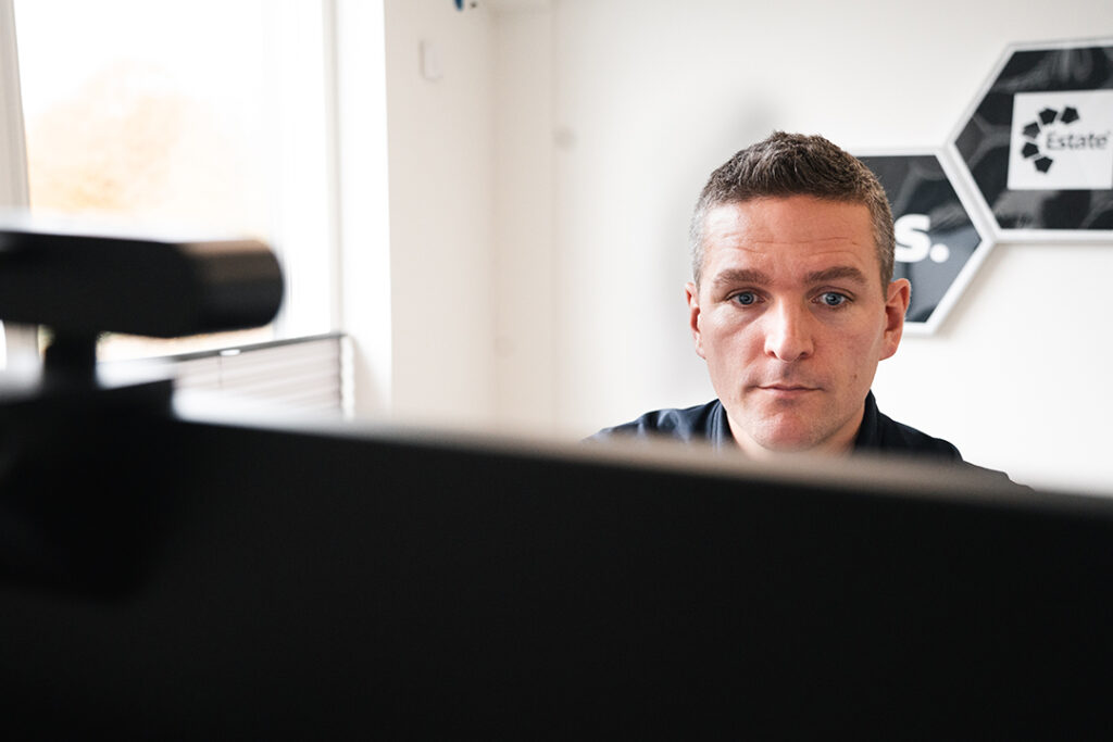 Person ved computer i kontor