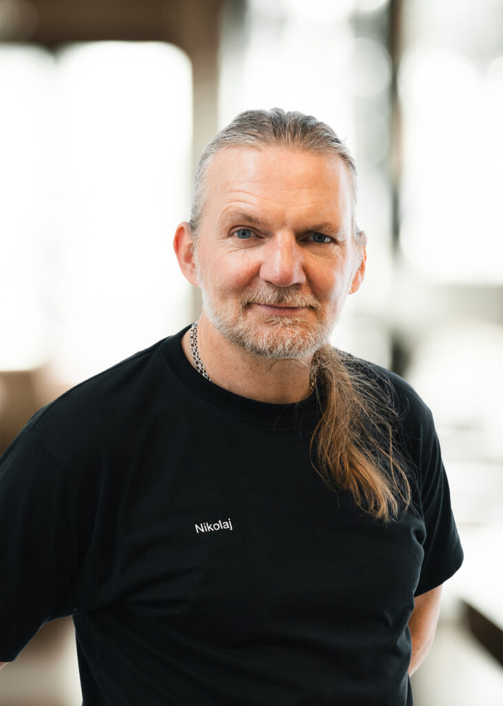 Mand med langt hår i sort skjorte