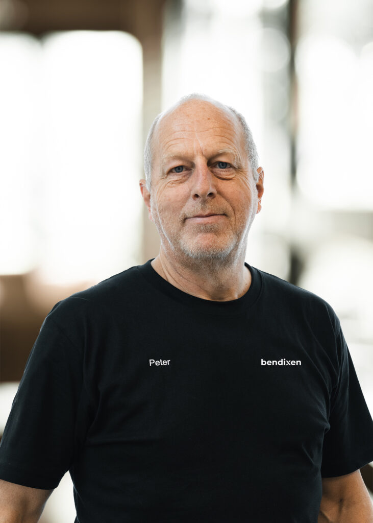 Mand i sort T-shirt med tekst