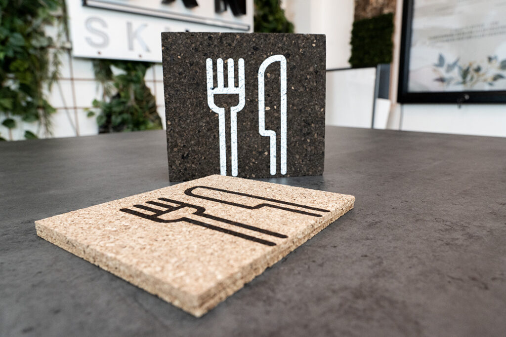 Skilt med bestikdesign på bord i uv print