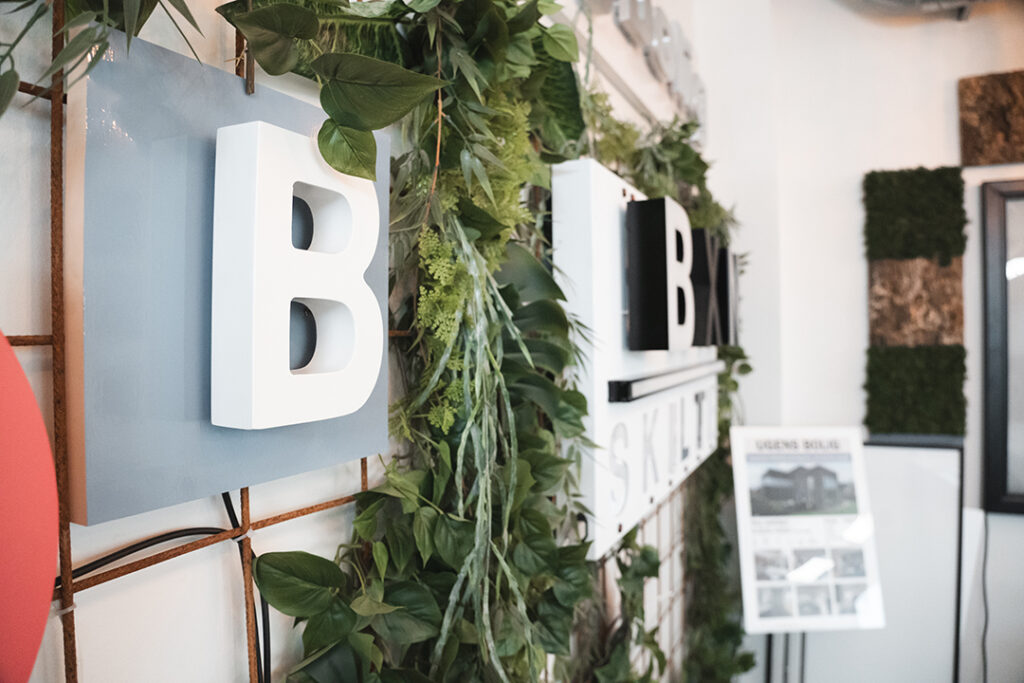 Grønne planter og bogstavslogoer