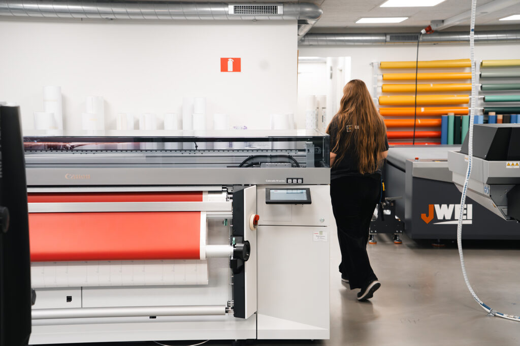 Person arbejder i trykkeri