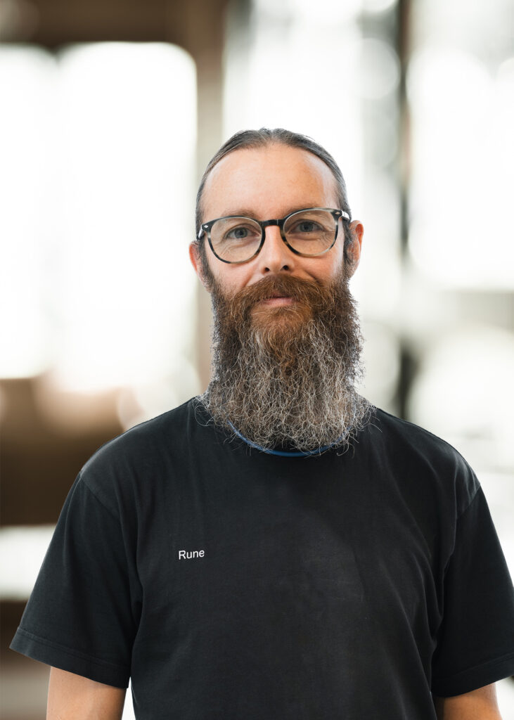 Mand med langt skæg og sort t-shirt