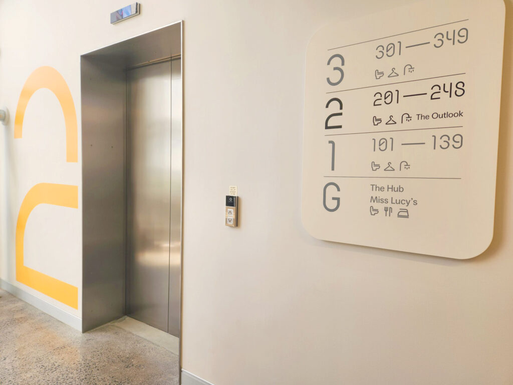 Elevator og informationsskilt