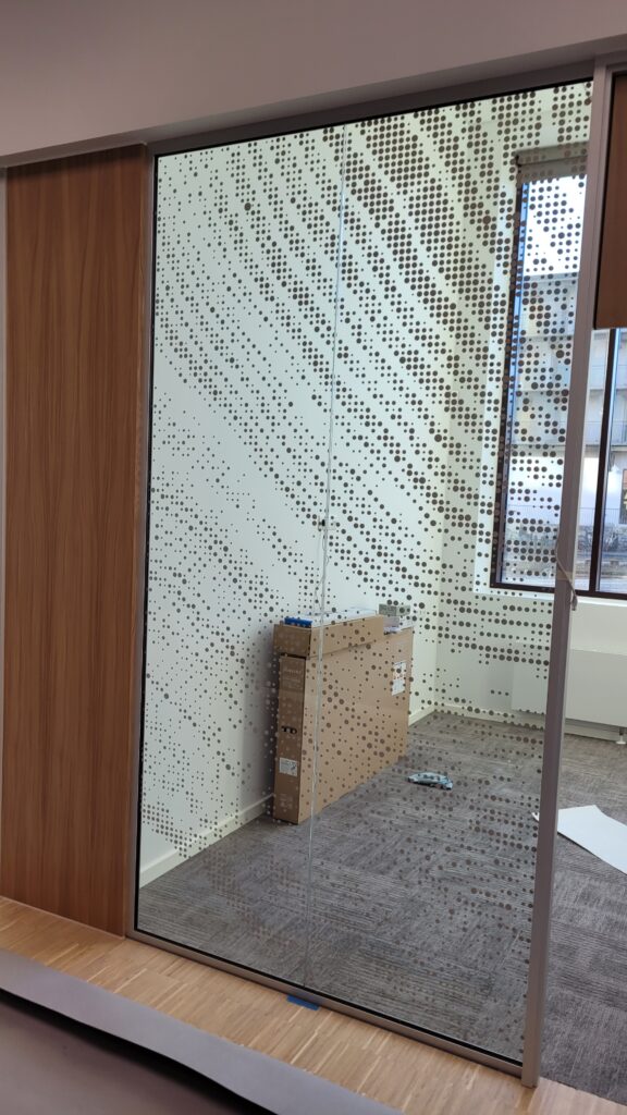 Glasdekoration med prikker og kasse