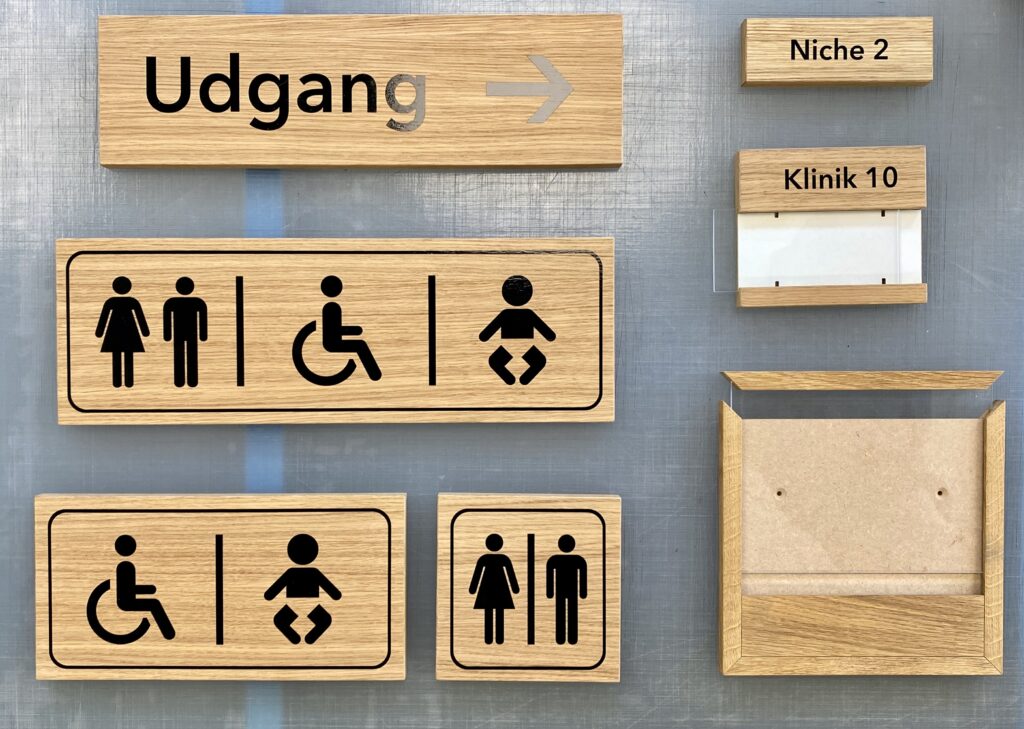 wayfinding skiltning med toiletter og udgang