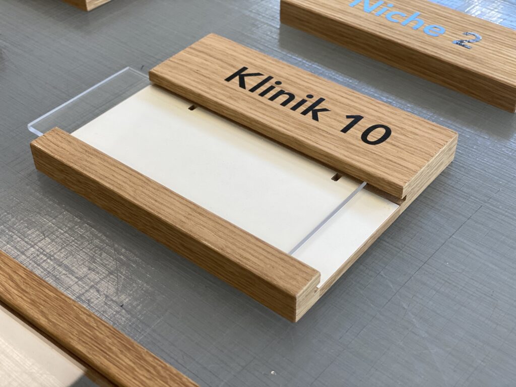 Skilt med teksten Klinik 10 vejvisningsskilte