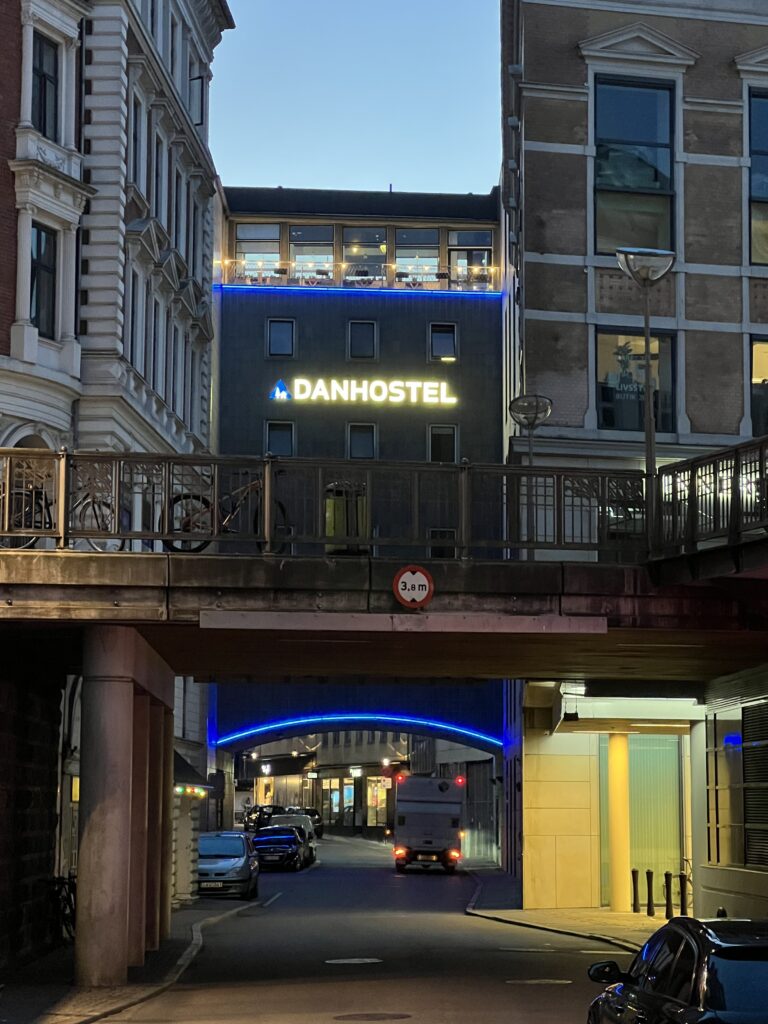 Bygning med skiltet Danhostel