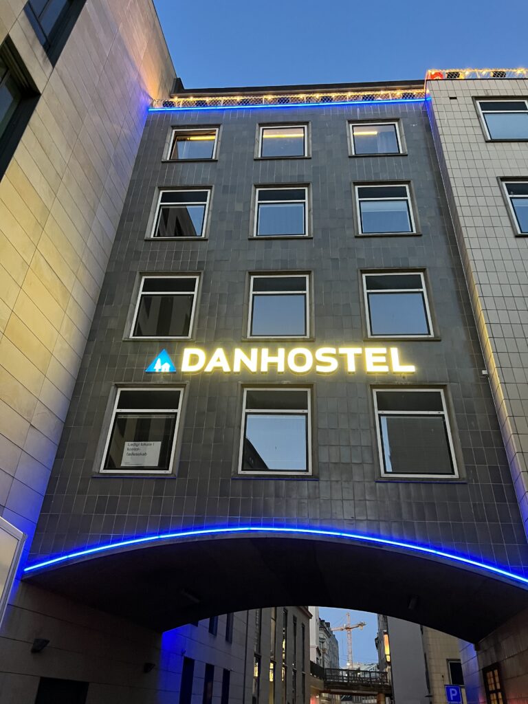 Bygning med Danhostel skilt