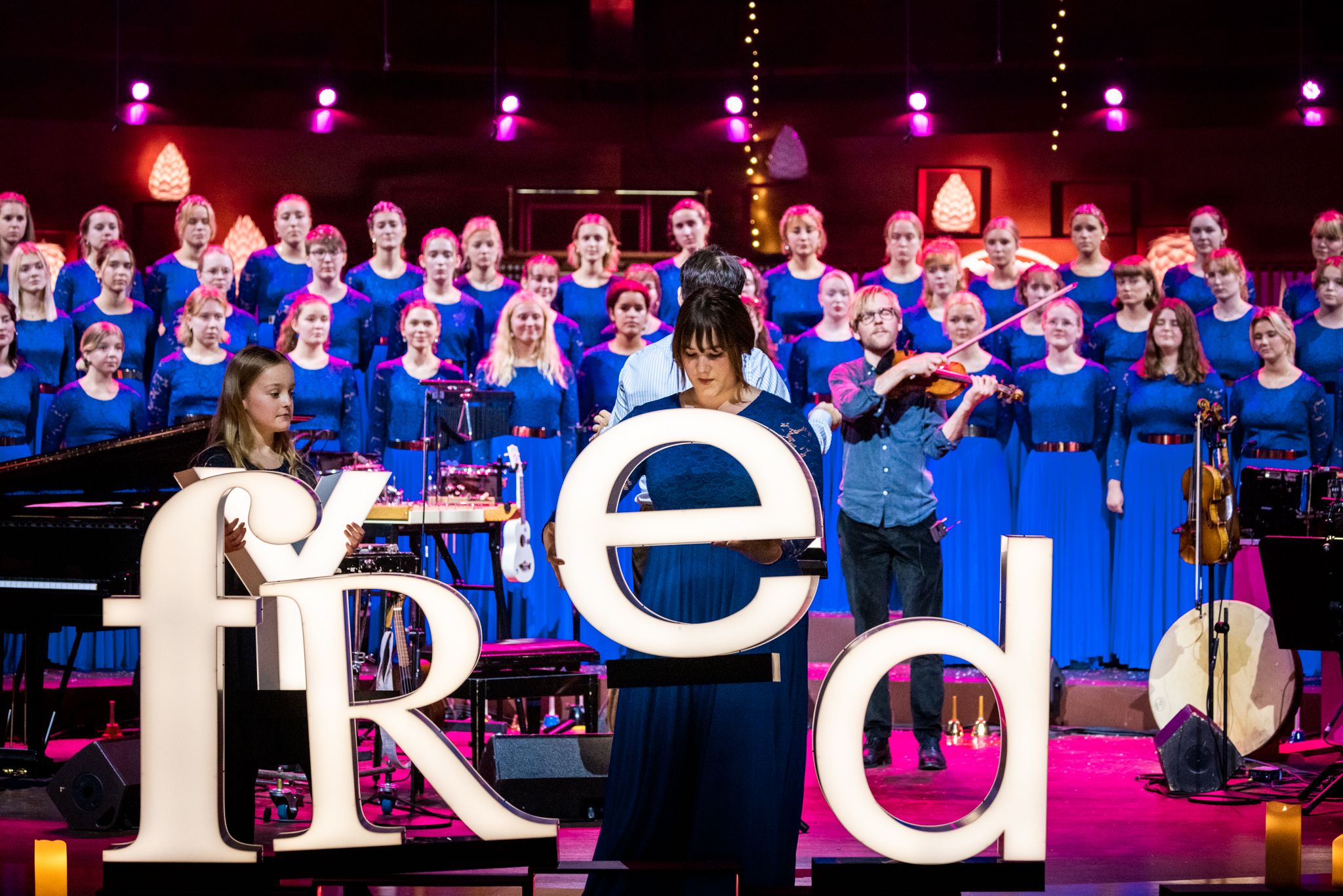 Korsang med musikere og dekorationer