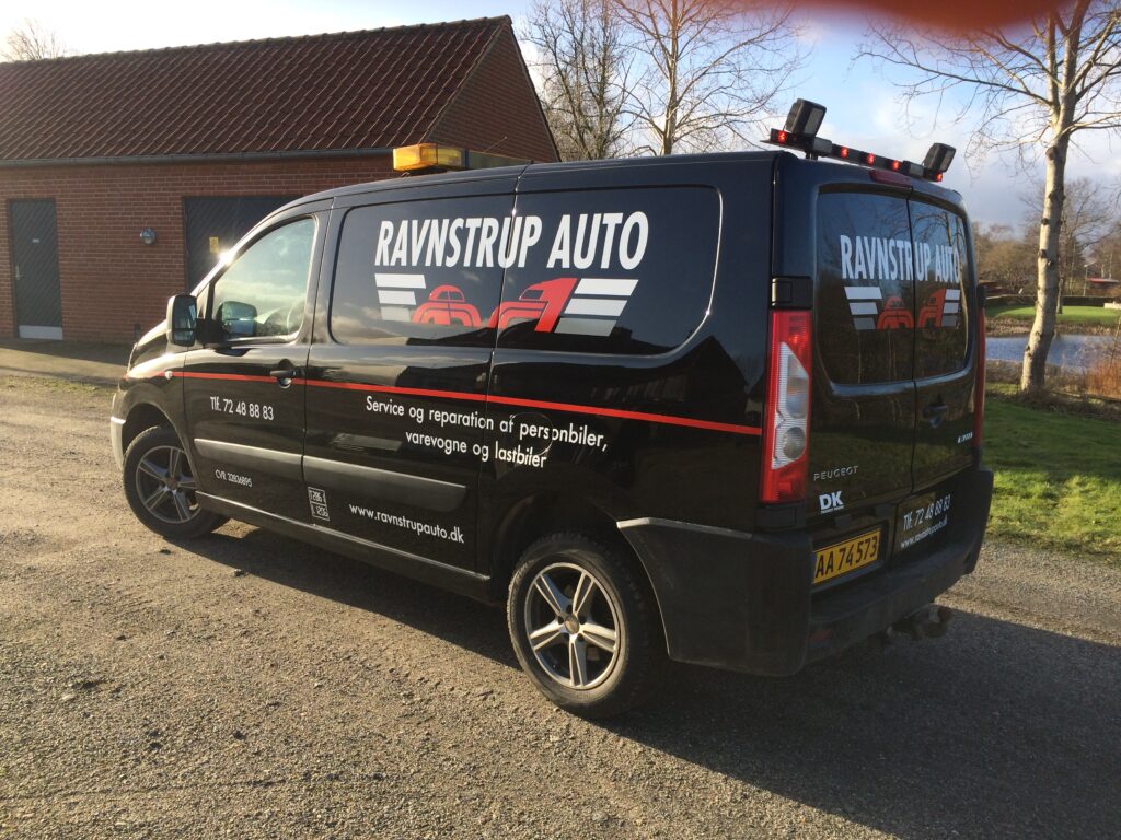 Bilindpakning af sort varevogn med firmalogo