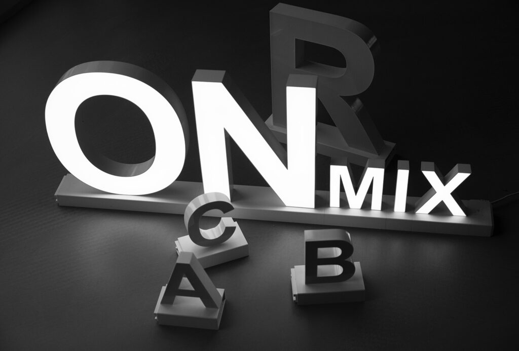 Lysende bogstaver i sort-hvid